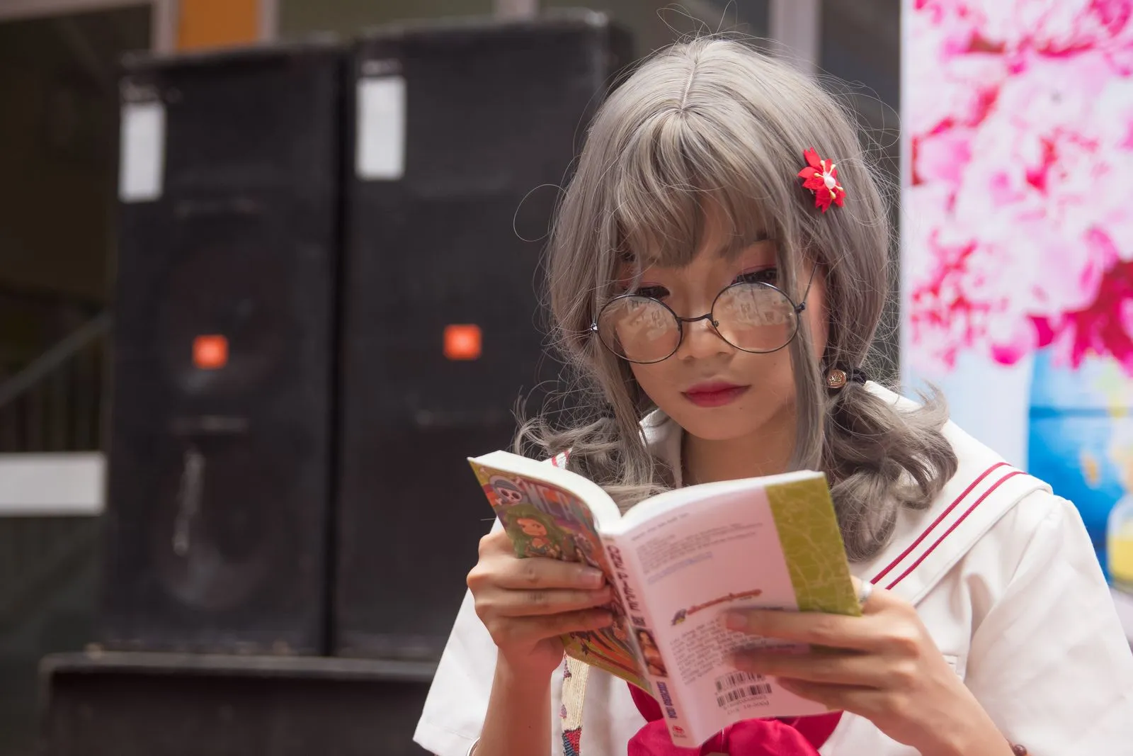 Bạn đọc mặc trang phục cosplay cầm cuốn sách